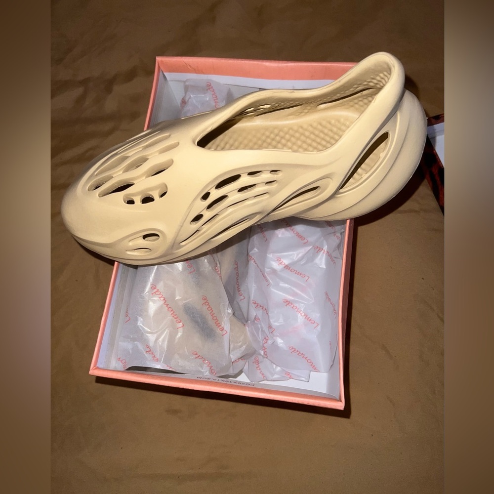 LEMONADE SUPER-BASS CUT OUR DETAIL SLIP ON SANDALS BONE size 7 foam runner